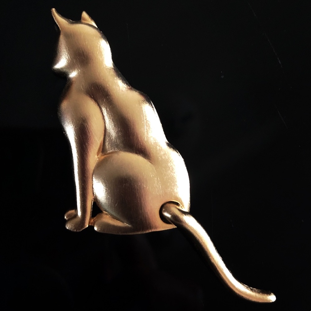 JJ Brushed Goldtone Cat With Movable Tail Brooch - Picture 1 of 5